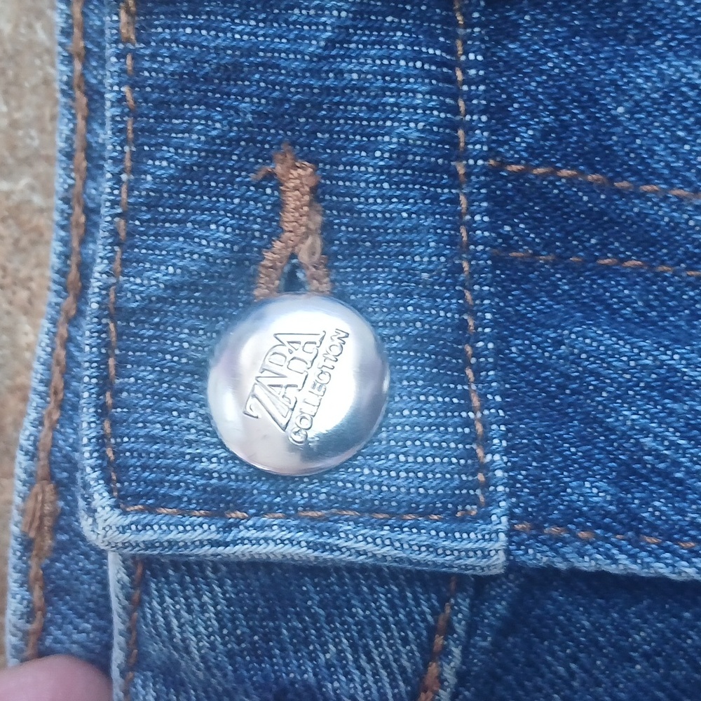 LIKE NEW Zara High Rise Frayed Jean Shorts Size 2 - Picture 3 of 5